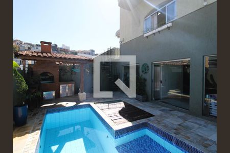 Casa à venda com 318m², 4 quartos e 4 vagasQuintal / Piscina / Churrasqueira