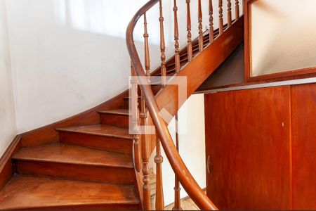 Casa à venda com 300m², 4 quartos e 3 vagasEscada