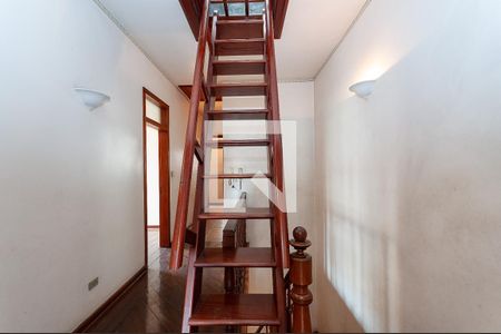 Casa à venda com 300m², 4 quartos e 3 vagasEscada Sotão