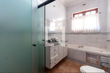 Casa à venda com 300m², 4 quartos e 3 vagasBanheiro do quarto 4 Suíte