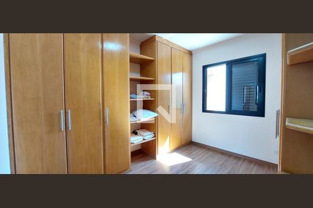 Casa à venda com 247m², 3 quartos e 7 vagas Casa à venda com 247m², 3 quartos e 7 vagasQuarto 2