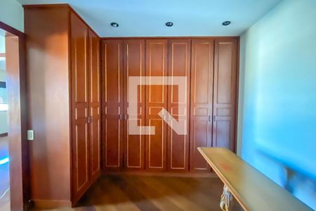 Apartamento à venda com 412m², 4 quartos e 5 vagas Apartamento à venda com 412m², 4 quartos e 5 vagasCloset da Suíte 4