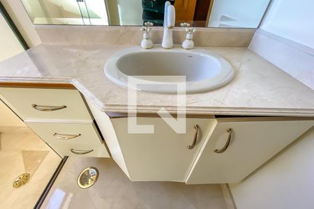 Apartamento à venda com 412m², 4 quartos e 5 vagas Apartamento à venda com 412m², 4 quartos e 5 vagasBanheiro da Suíte 2