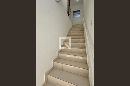 Casa para alugar com 86m², 2 quartos e sem vagaEscada