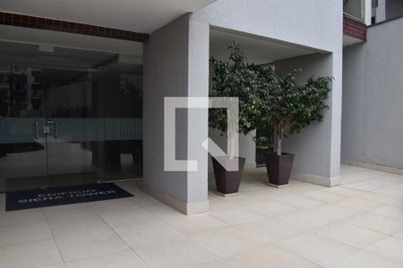Apartamento para alugar com 95m², 2 quartos e 1 vagaPorta de entrada do prédio