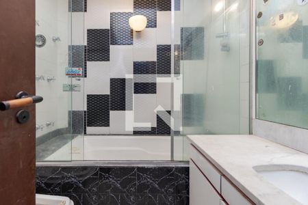 Casa à venda com 1110m², 4 quartos e 6 vagasBanheiro da Suíte 3