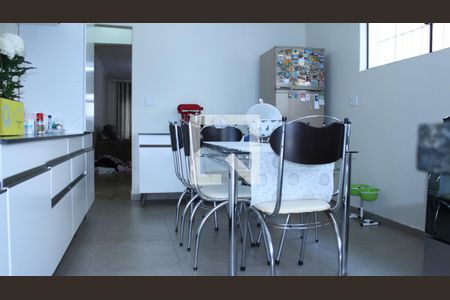 Casa à venda com 145m², 4 quartos e 2 vagasCozinha 