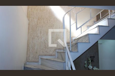 Casa à venda com 145m², 4 quartos e 2 vagasEscada