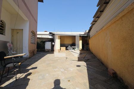 Casa à venda com 277m², 4 quartos e 8 vagasÁrea externa 