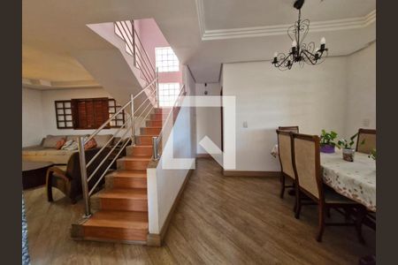 Casa à venda com 360m², 4 quartos e 5 vagasSala