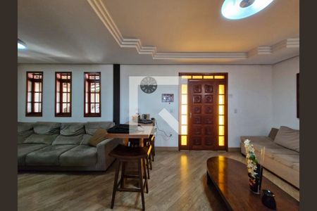 Casa à venda com 360m², 4 quartos e 5 vagasSala