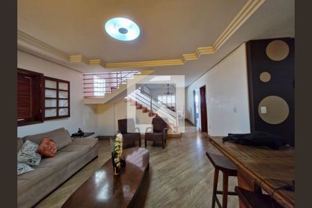Casa à venda com 360m², 4 quartos e 5 vagasSala