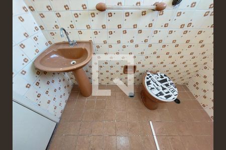 Casa à venda com 260m², 3 quartos e 2 vagas Casa à venda com 260m², 3 quartos e 2 vagasBanheiro 1