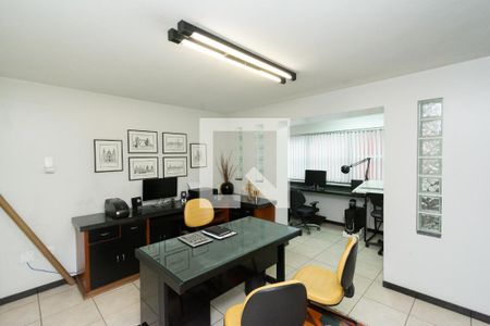 Casa à venda com 420m², 4 quartos e 4 vagas Casa à venda com 420m², 4 quartos e 4 vagasEscritório