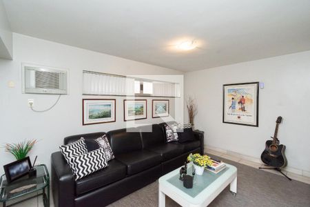 Casa à venda com 420m², 4 quartos e 4 vagas Casa à venda com 420m², 4 quartos e 4 vagasSala de TV