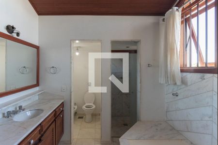 Casa à venda com 600m², 4 quartos e 4 vagasBanheiro da Suíte 1