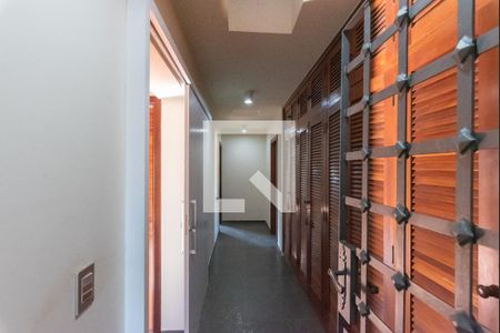 Casa à venda com 600m², 4 quartos e 4 vagasCorredor das Suítes - Armários