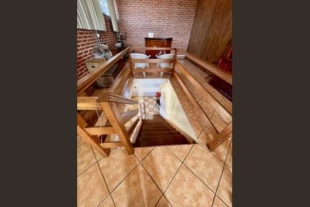 Casa à venda com 300m², 5 quartos e 4 vagasEscada