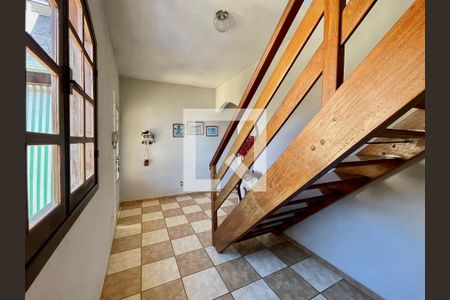Casa à venda com 300m², 5 quartos e 4 vagasEscada