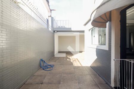 Quintal  de casa à venda com 4 quartos, 225m² em Vila Carrão, São Paulo