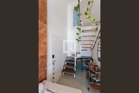 Apartamento para alugar com 104m², 2 quartos e 2 vagas Apartamento para alugar com 104m², 2 quartos e 2 vagasEscada