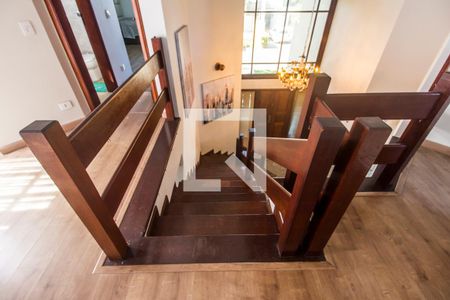 Casa de condomínio à venda com 435m², 4 quartos e 2 vagasEscada