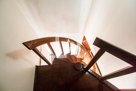 Casa de condomínio à venda com 435m², 4 quartos e 2 vagasEscada