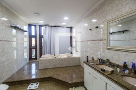 Casa de condomínio à venda com 435m², 4 quartos e 2 vagasBanheiro da Suíte 1