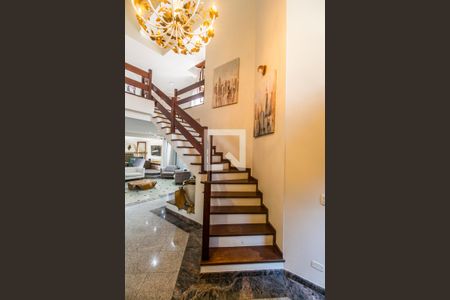 Casa de condomínio à venda com 435m², 4 quartos e 2 vagasEscada