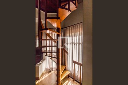 Casa de condomínio à venda com 435m², 4 quartos e 2 vagasEscada