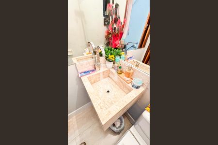 Casa de condomínio à venda com 210m², 3 quartos e 3 vagasLavabo