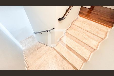 Casa de condomínio à venda com 210m², 3 quartos e 3 vagasEscada