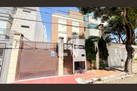 Casa de condomínio à venda com 210m², 3 quartos e 3 vagasFachada