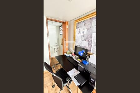 Casa de condomínio à venda com 210m², 3 quartos e 3 vagasEscritório