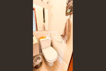 Casa de condomínio à venda com 210m², 3 quartos e 3 vagasLavabo