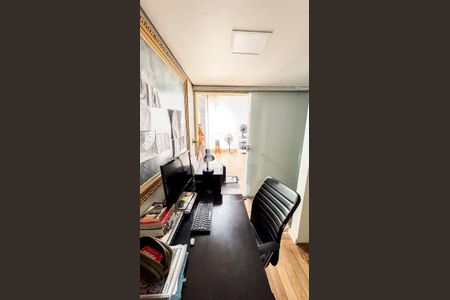 Casa de condomínio à venda com 210m², 3 quartos e 3 vagasEscritório