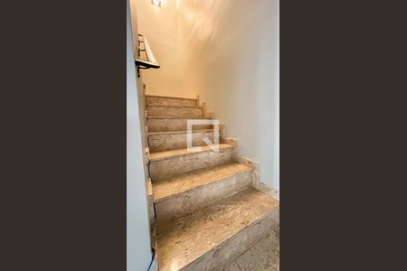 Casa de condomínio à venda com 210m², 3 quartos e 3 vagasEscada