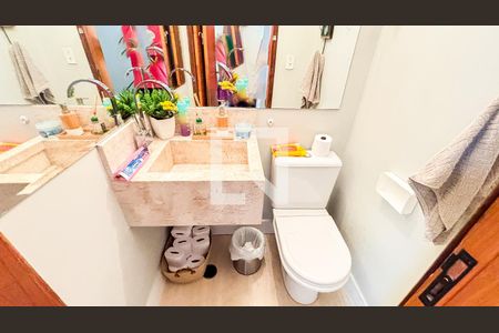 Casa de condomínio à venda com 210m², 3 quartos e 3 vagasLavabo