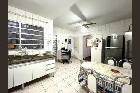 Casa à venda com 200m², 3 quartos e 4 vagas Casa à venda com 200m², 3 quartos e 4 vagasCozinha