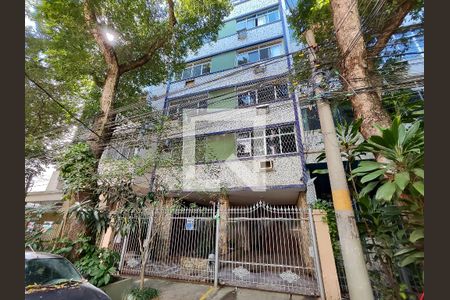 Apartamento à venda com 70m², 2 quartos e 1 vagaFachada e portaria