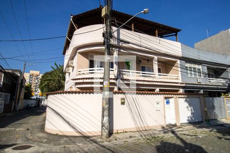 Casa de condomínio à venda com 100m², 3 quartos e 1 vaga Casa de condomínio à venda com 100m², 3 quartos e 1 vagaFachada