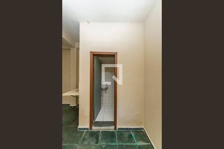 Banheiro de kitnet/studio para alugar com 1 quarto, 24m² em Alto dos Pinheiros, Belo Horizonte