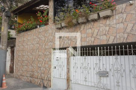 Casa à venda com 240m², 2 quartos e 2 vagas Casa à venda com 240m², 2 quartos e 2 vagasFachada