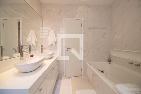 Apartamento para alugar com 302m², 4 quartos e 1 vagaBanheiro da Suíte