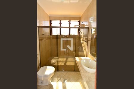 Casa à venda com 288m², 4 quartos e 4 vagasBanheiro suite1