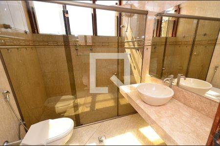 Casa à venda com 288m², 4 quartos e 4 vagasBanheiro suite1