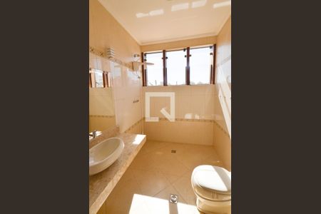 Casa à venda com 288m², 4 quartos e 4 vagasBanheiro suite1