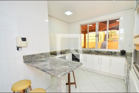 Casa à venda com 288m², 4 quartos e 4 vagasCozinha