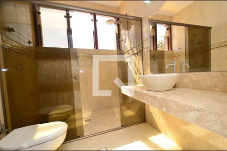 Casa à venda com 288m², 4 quartos e 4 vagasBanheiro social