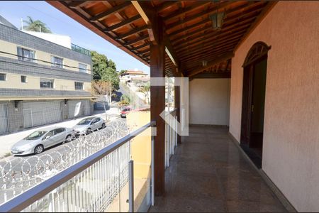 Casa à venda com 288m², 4 quartos e 4 vagasVaranda